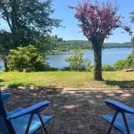 Chalet les pieds dans l'eau, Accès privé au lac – hotel w mieście Lacapelle-Viescamp