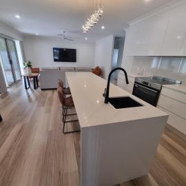Large Executive Home with Luxurious Master Suite – hotel w mieście Urraween