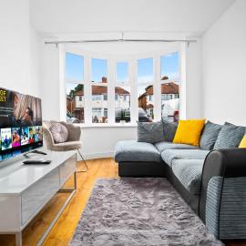 The Rock, Elegant 4 Bedroom House, Solihull, close to NEC, sleeps 8, хотел в Бирмингам