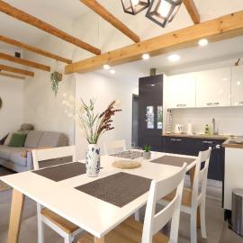 Holiday house "Laurus Garden" with private parking, Hotel in Medulin