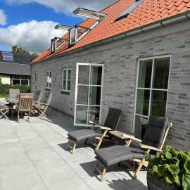 Helt nyt hus i idyllisk landsby, Hotel in Vallensbæk