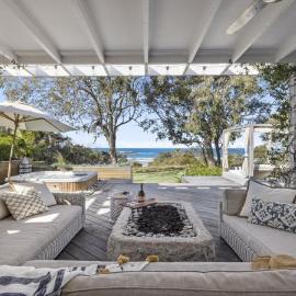 Barellen Beach House - Luxe Beach Front, Oceanview