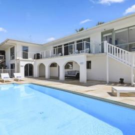 Captain's Quarters - Absolute Beachfront, Pool, Pets, Family Friendly, hotel in Sapphire Beach