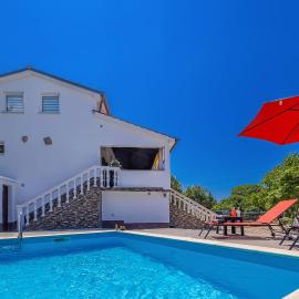 Holiday house CHARMING with private pool, hotel na Krasu
