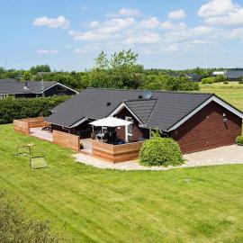 Nice Home In Tarm With Kitchen, hotel u gradu Tarm