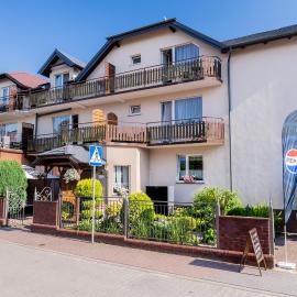 Pokoje Gościnne Raf-Tur - Sala Zabaw, Grill - Idealny dla rodzin z dziećmi, hotel en Ostrowo