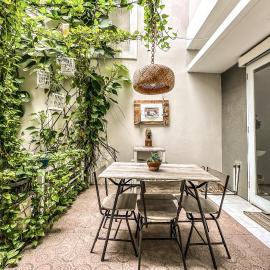 Royal Residence 3BR Exclusive Town House in West Surabaya by Le Ciel Hospitality, hotel in Surabaya