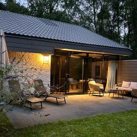 Vrijstaande luxe vakantiewoning met Jacuzzi, grote tuin, veel privacy en prachtige natuur, hotell i Geesbrug