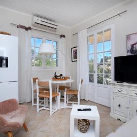 Ailanto, hotel u Ligiji