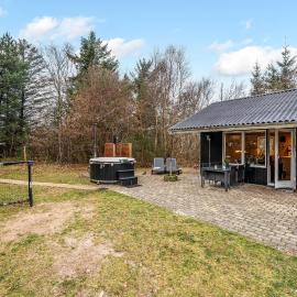 Lovely 6-Person Cottage With Outdoor Sauna - 1007, hotel u gradu 'Ringkøbing'