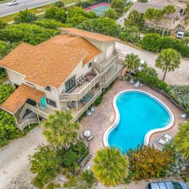 Sea Dunes 3BR Sleeps 10 | 2 Pool-View Balconies & Steps to Car-Free Beach, hotelli kohteessa Edgewater
