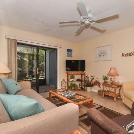 Pet Friendly Sea Woods 2BR with Screened Patio and 5 Min Walk to Car Free Beach, hotelli kohteessa Edgewater