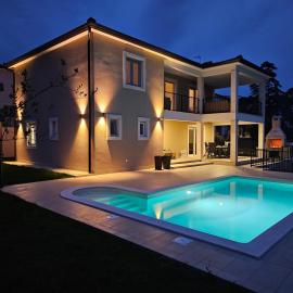 Villa Kortus Luxury modern villa near Petram Resort, beach 700m and Adriatic golf resort، فندق في سافودريا