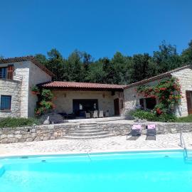 Spacious Villa for 6 - amazing pool and views, khách sạn ở Tourrettes