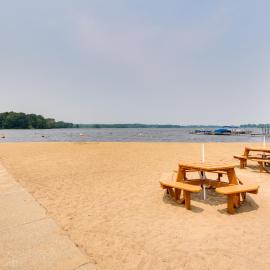 Chippewa Lake Cottage w/ Fire Pit!, готель у місті Chippewa Lake