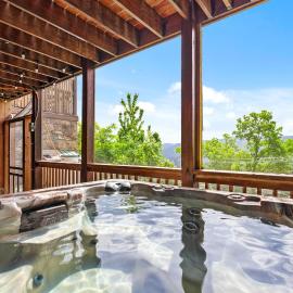 Viesnīca Classy Bear Cabin - Summit Views of Ober Mountain, Hot Tub, 3 King Beds, 2 Mi to Downtown pilsētā Getlinburga
