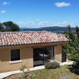 maisonnette entre bois et champs โรงแรมในเครต์