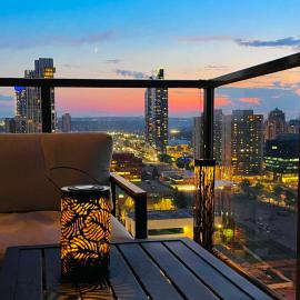 LUXURY Downtown Sunset Getaway - Your Home Away From Home - Fully Stocked Kitchen, Gym, Balcony, FREE PARKING, מלון בקלגרי