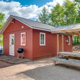Private Dock & Rowboat! Cabin on Bearskin Lake、Harshawのホテル