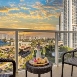 Deluxe Studio Balcony Bay View Amazing Pool, hotel v mestu Sunny Isles Beach