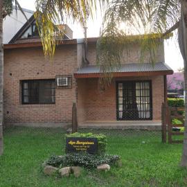 Aya Bungalows, hotel u gradu Kolon