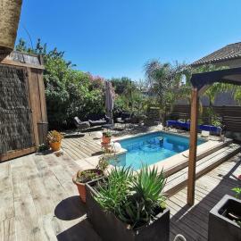 Bas de villa avec jardin, piscine et jacuzzi, hotel in La Seyne-sur-Mer