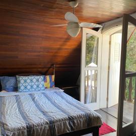 Espaço arborizado com Casa e Chalé em bairro nobre de Monte Verde, hotel in Camanducaia