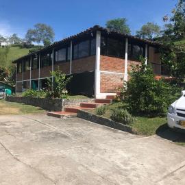 Casa Campestre Buga Parcelación Paraiso de Sonsito, отель в городе Буга