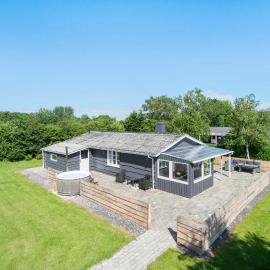 4 Bedroom Gorgeous Home In Hemmet, hotel v mestu Hemmet