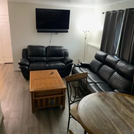 410 e45th 2 bedroom apartment، فندق في أنكوراج