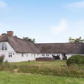 Nice Home In Janderup Vestj With Sauna, hotel en Billum