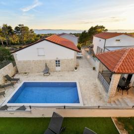Crowonder Villa Smile with Swimming Pool and Stone Backyard