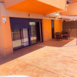 Piso planta baja y gran patio con piscina comunitaria de alquiler temporal