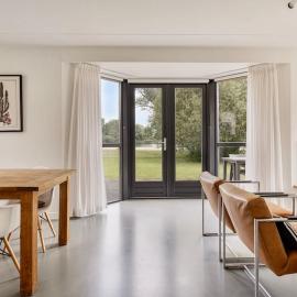 Vakantiehuis aan het water -incl laadpaal-, hotel in Ewijk