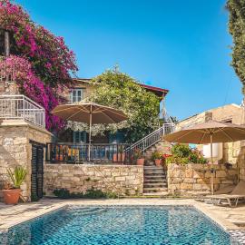 Cyprus Villages - Hotel & Restaurant - Central Location - Bed & Breakfast With Access To Pool And Stunning Views、トチーニのホテル