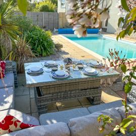 East Creek - hot tub, pool, dog friendly, right on the beach in Ringstead