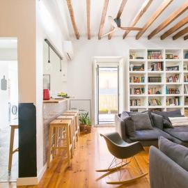 Dafundo-Fabulous Duplex near River Lisbon AC for 8, hotel in Cruz Quebrada