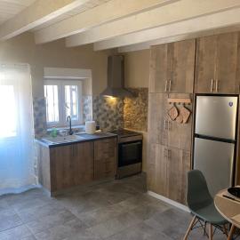 Little village house, Hotel in Valaneíon