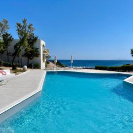 Sea View Seafront Maisonette Pool Access & Beach, готель у місті Суніон