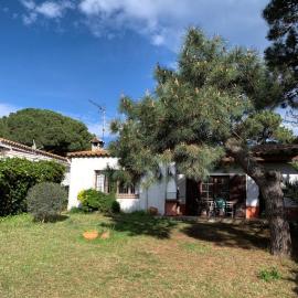 Casita rústica con jardín y piscina، فندق في بيغور