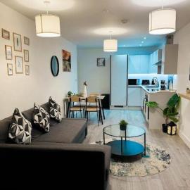 Stylish Madison Apartment with Balcony - FREE Car Parking - Hemel Hempstead Town Centre, hotelli kohteessa Hemel Hempstead