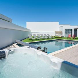 Villa Bianca with jacuzzi and private swimming pool, hotel in Santa Barbara