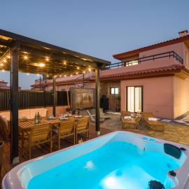 Giraud I - Luxury Modern villa next to the sea with jacuzzi & Pool, hotel a Lajares