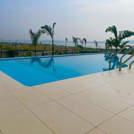 Infinity Pool Villas, Entebbe airport shuttle, free parking private pool Wifi 24 hr security, hotel di Entebbe