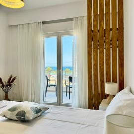 Irini Seaside Luxury Apartments, hotel v destinaci Mourteri