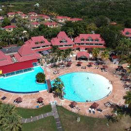 Appart T3 VILLAGE VACANCES SAINTE-ANNE, hotel in Courcelles
