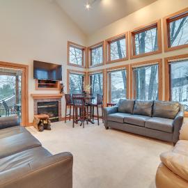 Slopeside Boyne Mtn Resort Condo w/ Deck!, viešbutis mieste Boyne Falls