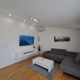 Spacious Top Floor Apartment with 3 BDR & Balconies