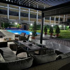 Hotel Rai، فندق في تريفنا