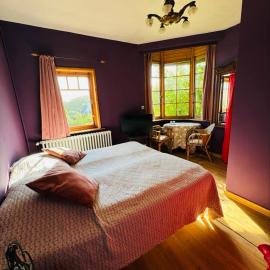 Ruime slaapkamers met badkamers in Belle Epoquevilla- concessiewijk De Haan, hotel a De Haan